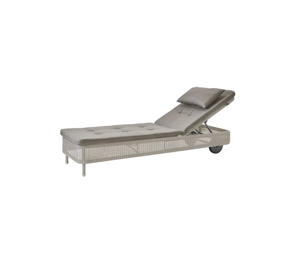 Taupe lenestol med justerbar ryggstøtte i moderne design.