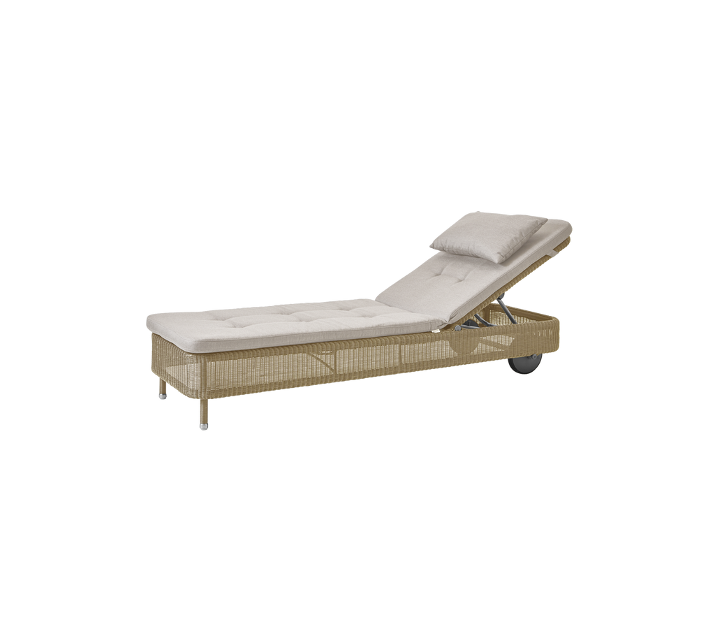 Minimalistisk lenestol med sandfarget pute.