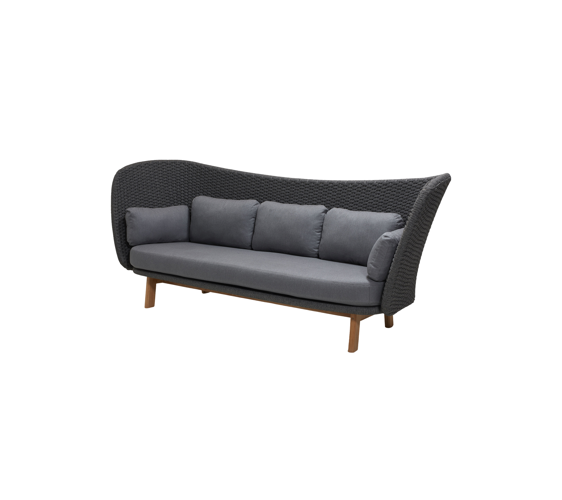 Stilig treseters sofa med et vevd design og myke grå puter, støttet av treben for et innbydende utseende.