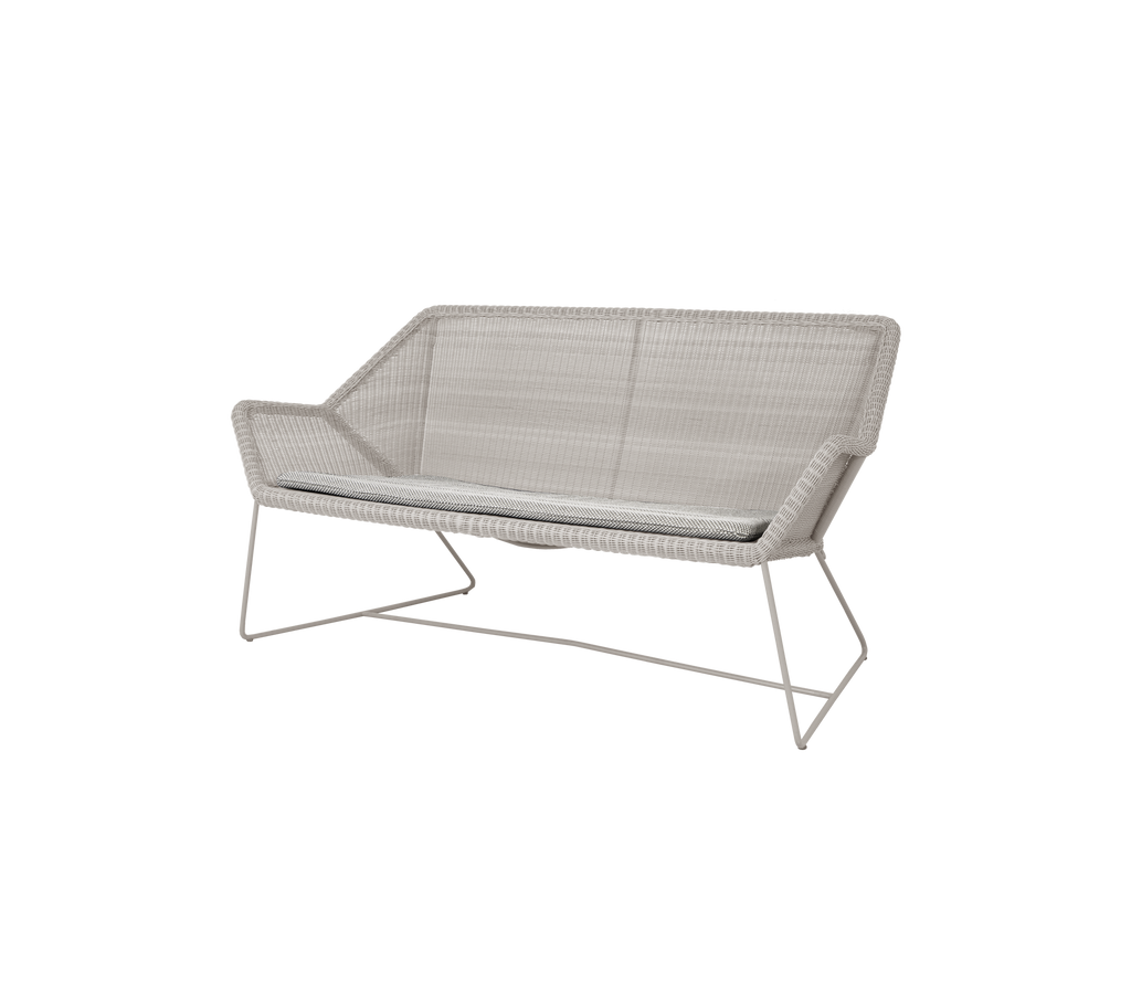 Lys grå moderne sofa med et strømlinjeformet design.