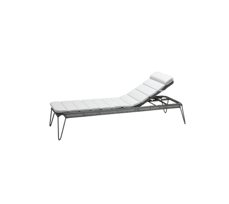 Lett, justerbar loungestol med et elegant design og komfortable hvite puter, perfekt for avslapning og soling.