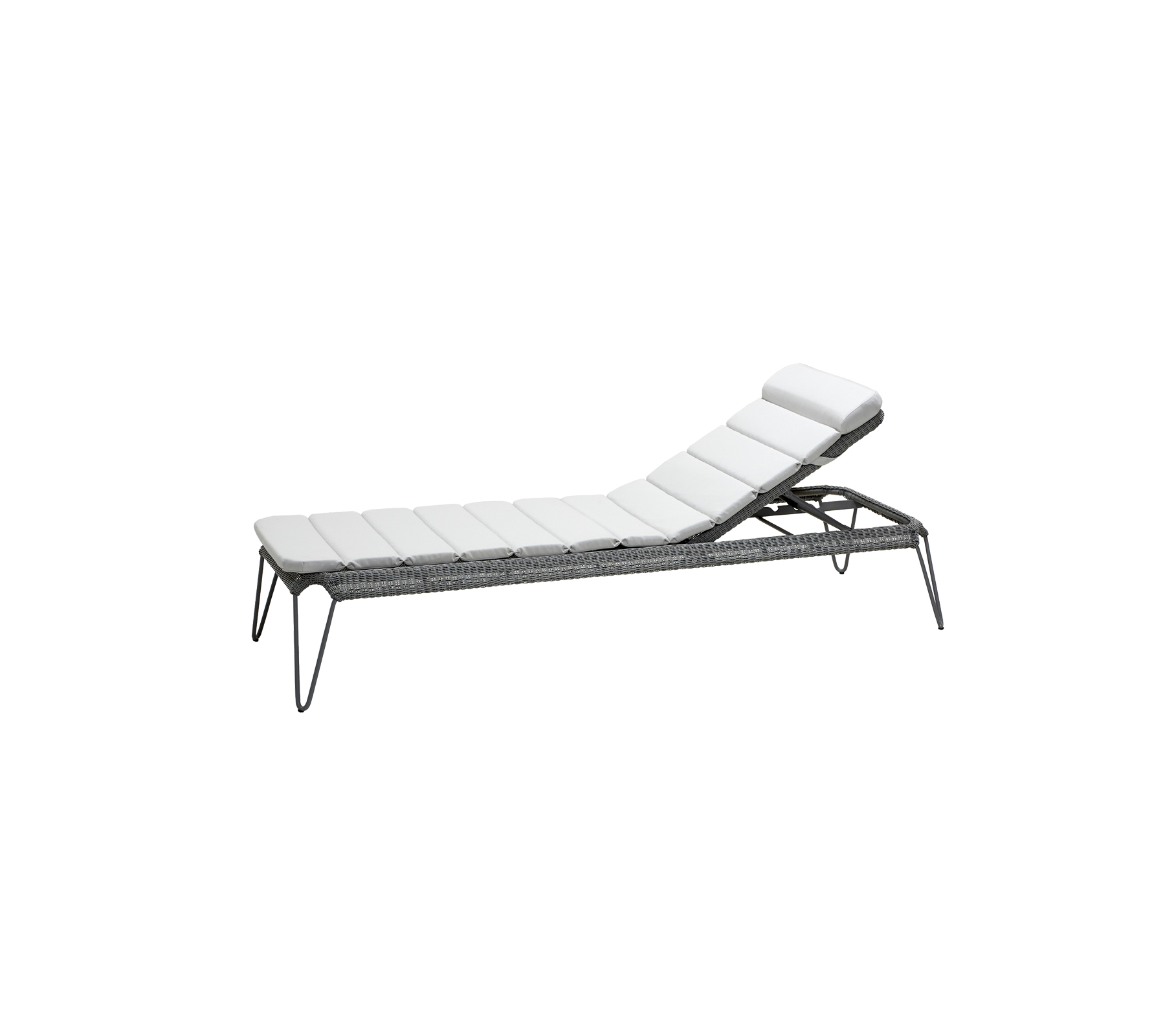 Lett, justerbar loungestol med et elegant design og komfortable hvite puter, perfekt for avslapning og soling.