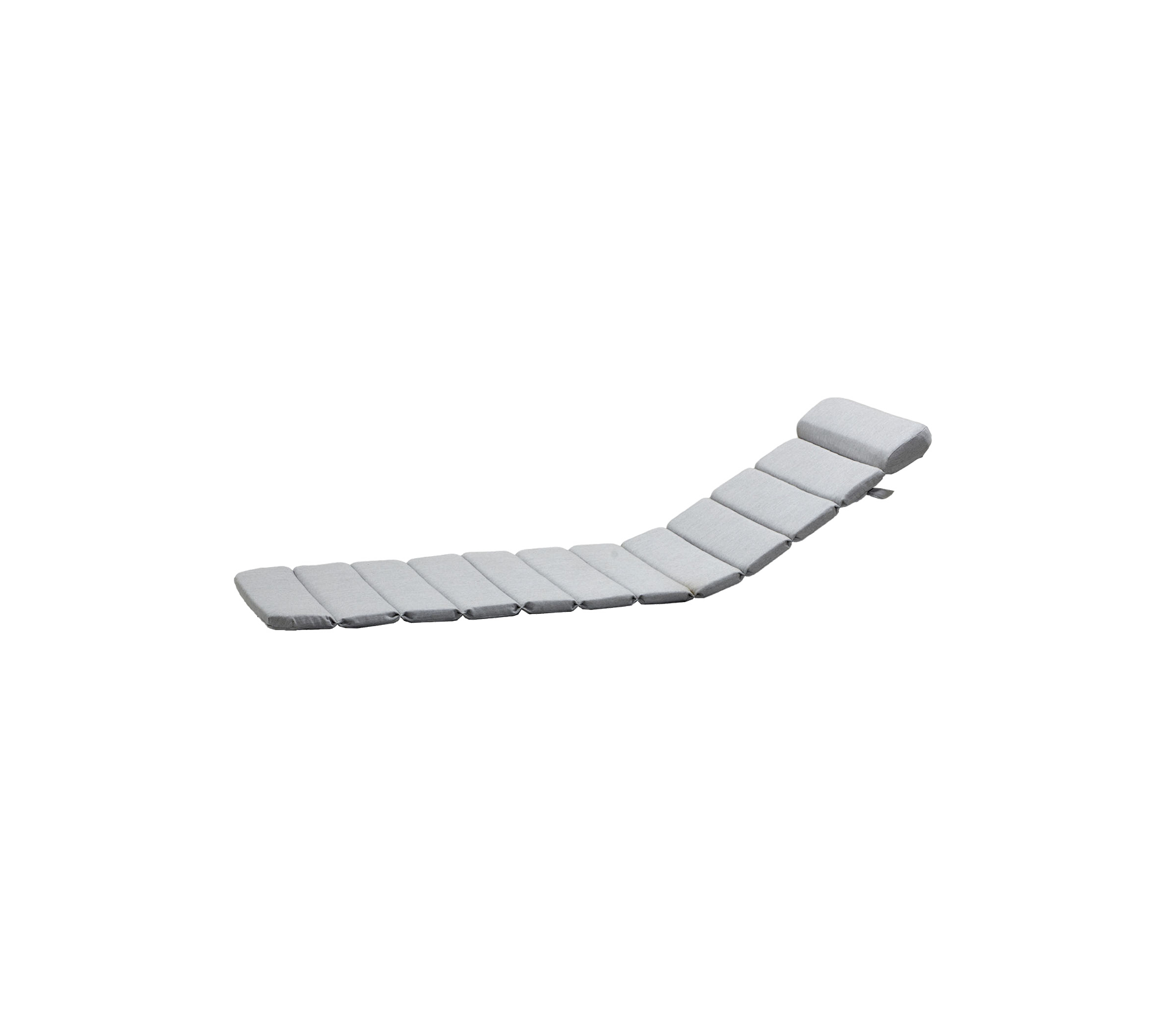 Buet, polstret lounge stol med flere seksjoner for komfort, med et elegant design i en lys farge. Ideell for avslapning.