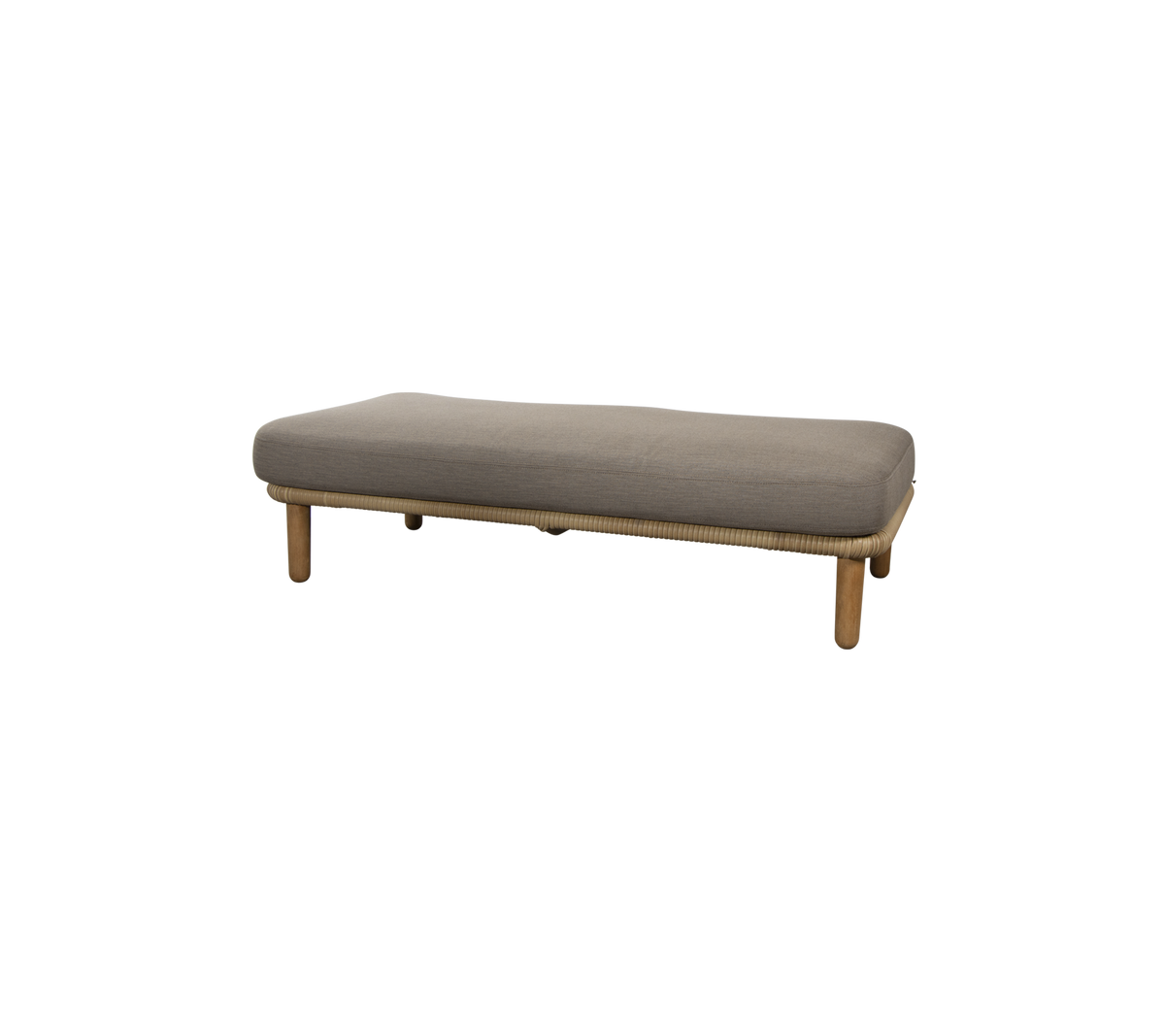 Minimalistisk benk med en slank grå pute og ben av naturlig tre, ideell for variert sitting i ulike rom.