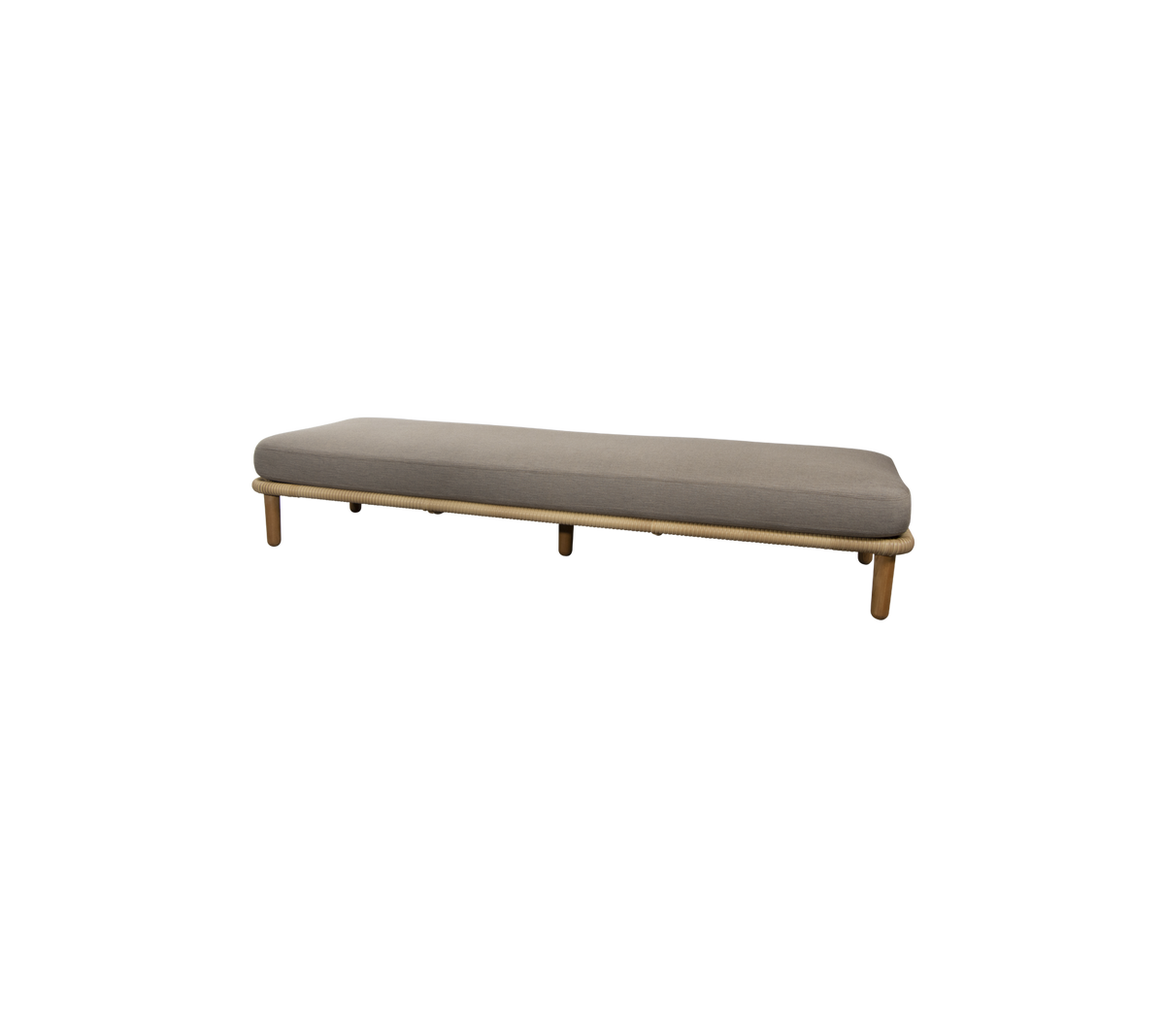 En slank, minimalistisk benk med et glatt grått putetrekk og ben i tre, designet for allsidig sitteplasser i ulike rom.