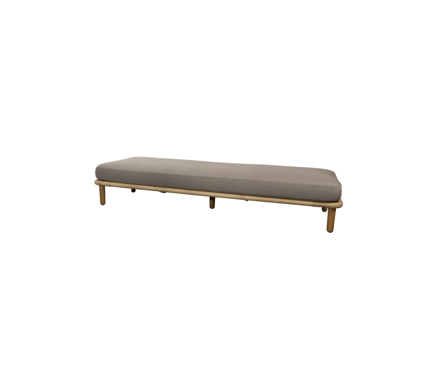 En slank, minimalistisk benk med et glatt grått putetrekk og ben i tre, designet for allsidig sitteplasser i ulike rom.
