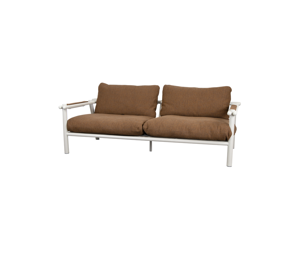 Moderne lounge-sofa med brune puter og lys ramme.