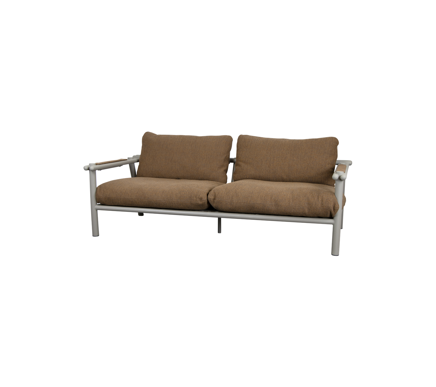 En komfortabel to-seters sofa med myke brune puter og en slank metalramme, perfekt for avslapning og stil.