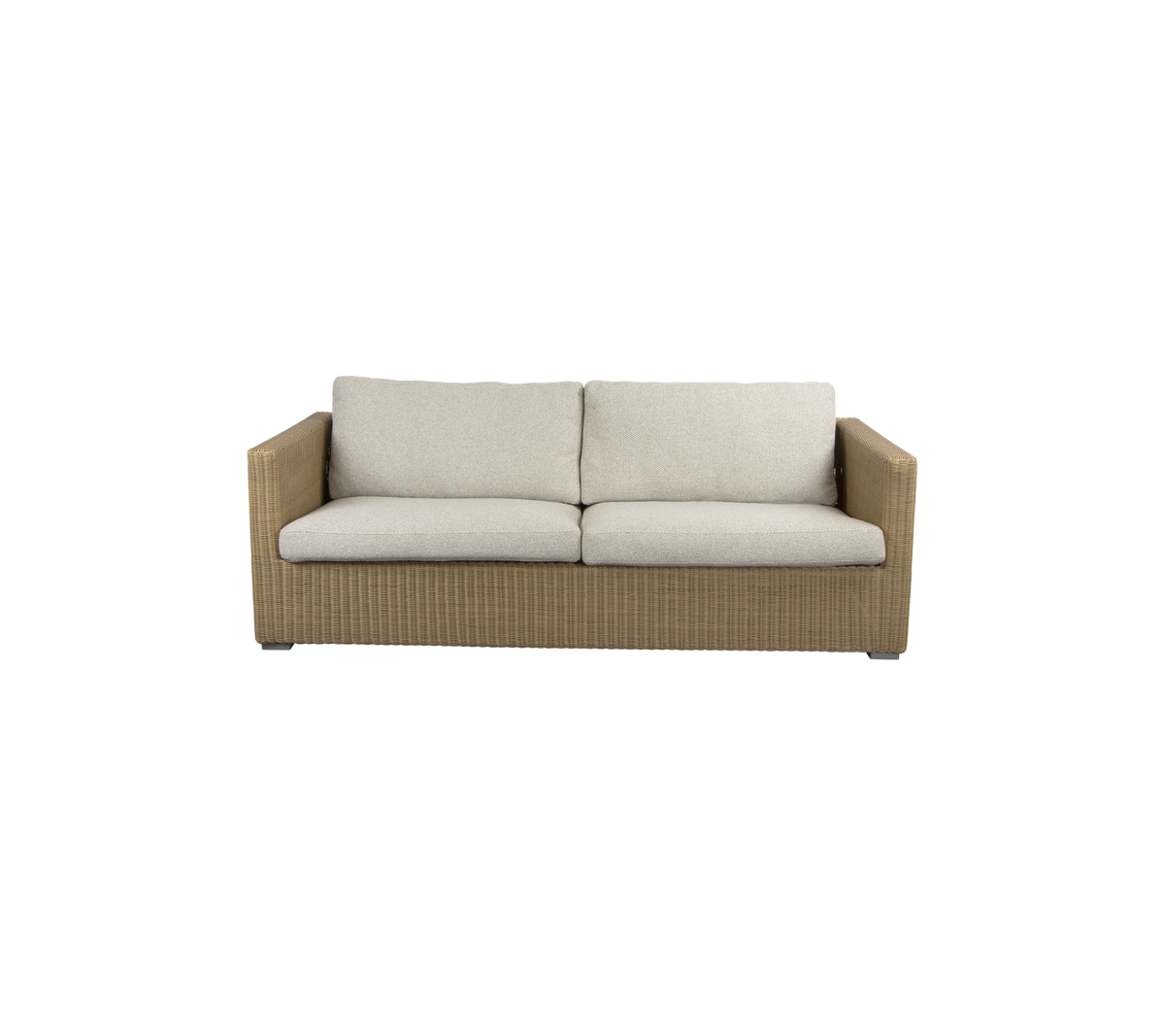 En stilfull, to-seters sofa med en vevd base og myke, nøytrale puter for komfort og moderne design.