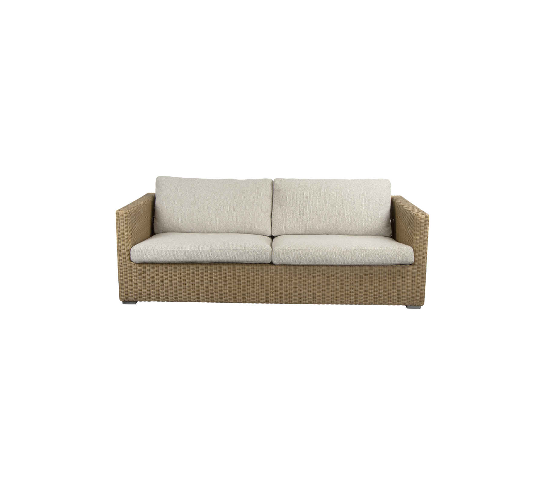 En stilfull, to-seters sofa med en vevd base og myke, nøytrale puter for komfort og moderne design.