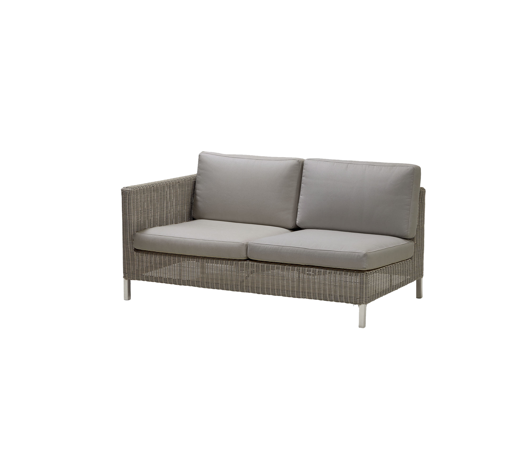 Stilig sofa med en vevd ramme og myke grå puter, som tilbyr komfort og moderne design for sittearrangementer.