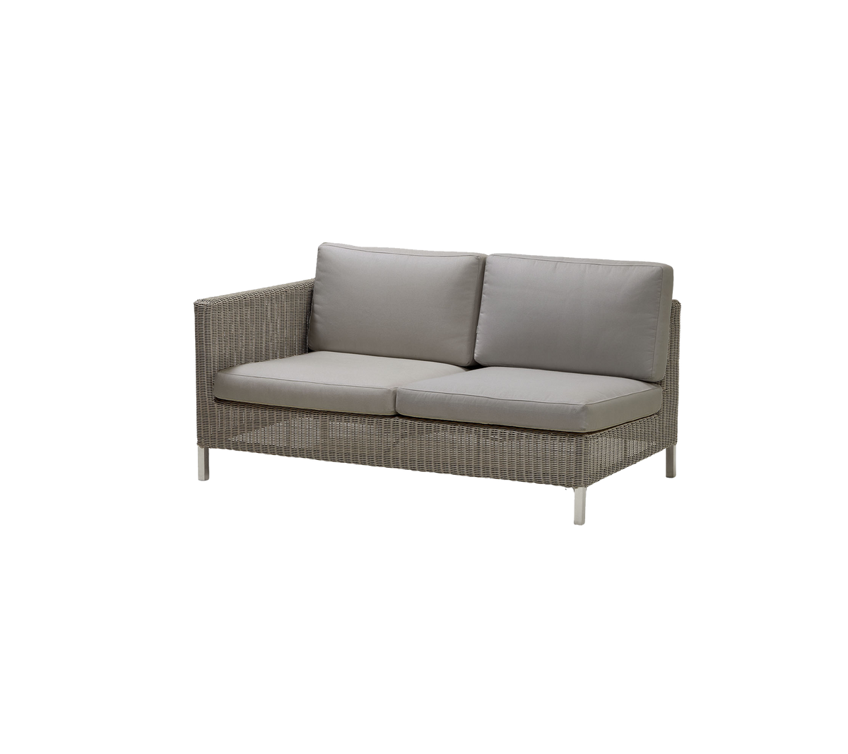 Stilig sofa med en vevd ramme og myke grå puter, som tilbyr komfort og moderne design for sittearrangementer.