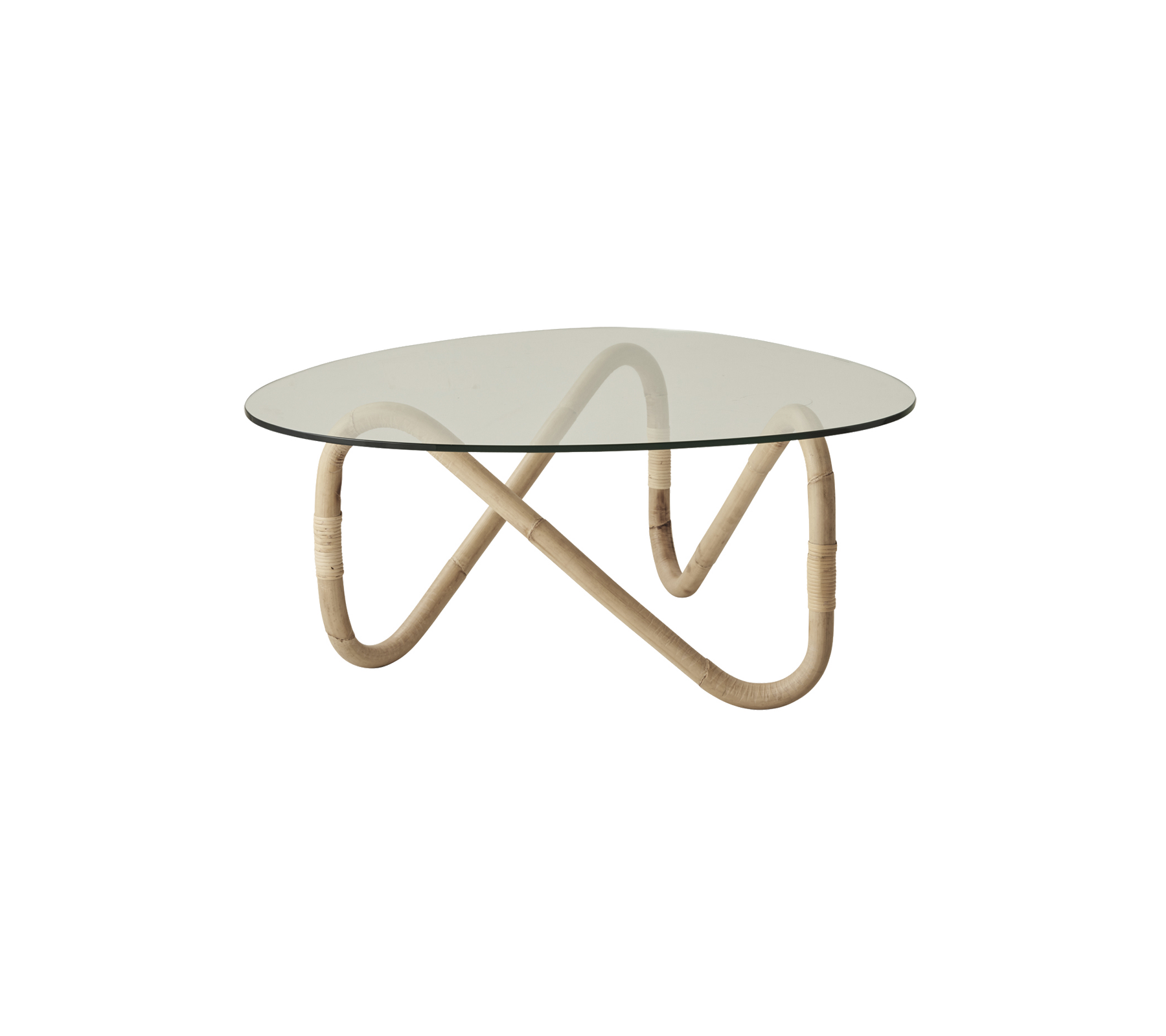 Rund glassbord med en stilfull, buet rattanbunn, som tilbyr et moderne, elegant design egnet for ulike miljøer.