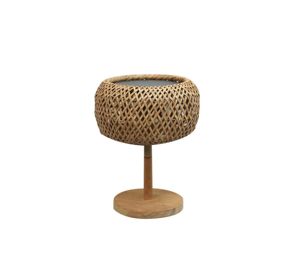 Moderne naturlig planteholder med et vevd design og rund base.