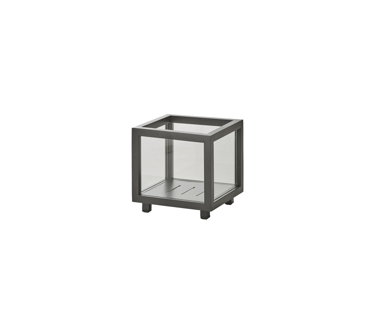 Minimalistisk firkantet sidebord med metallramme og glasskiver, som gir et moderne preg til ethvert rom.
