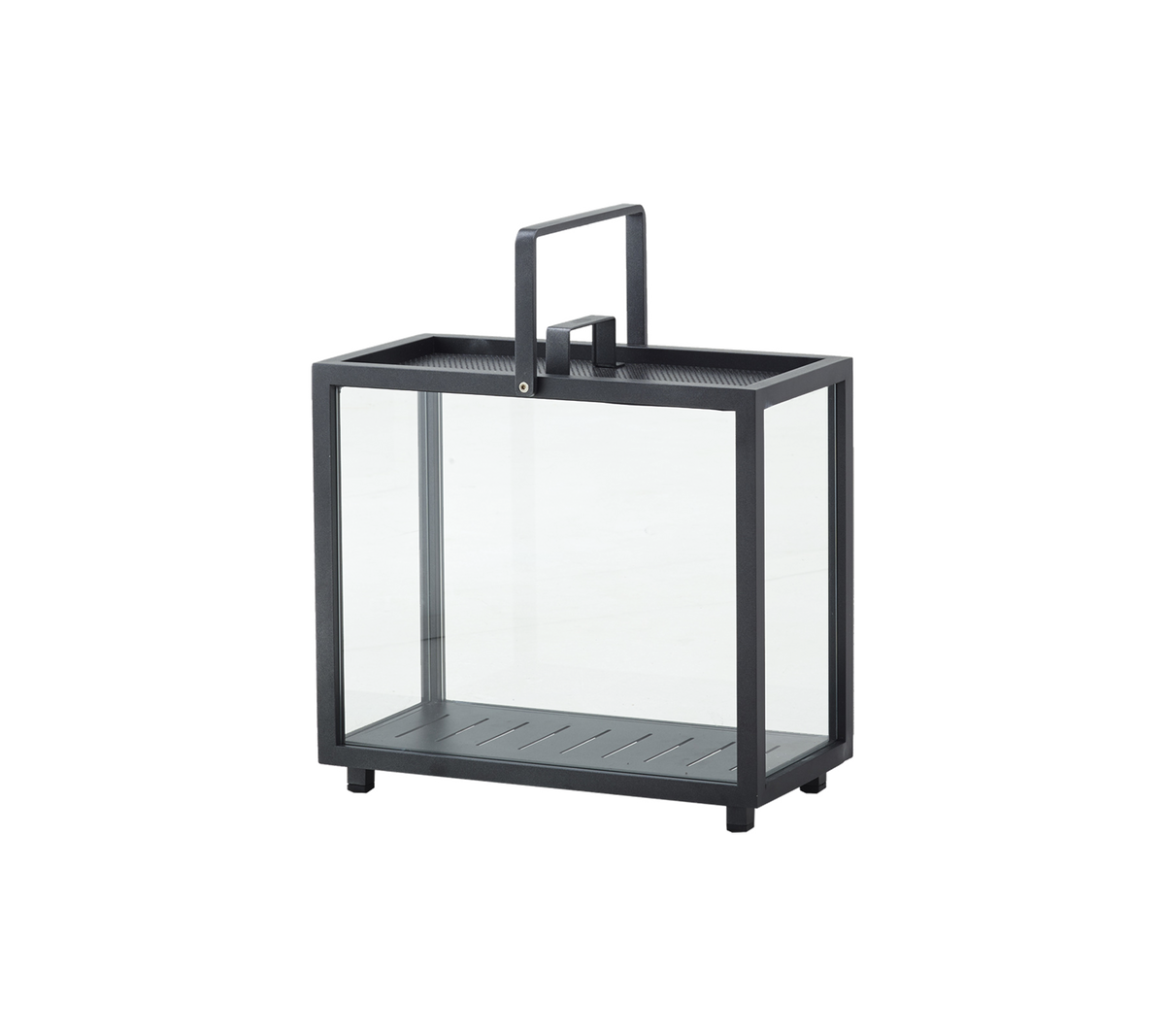 En dekorativ lanterne med glasskropp og metallramme, med et håndtak for enkel bæring. Ideell for å holde stearinlys eller lys.