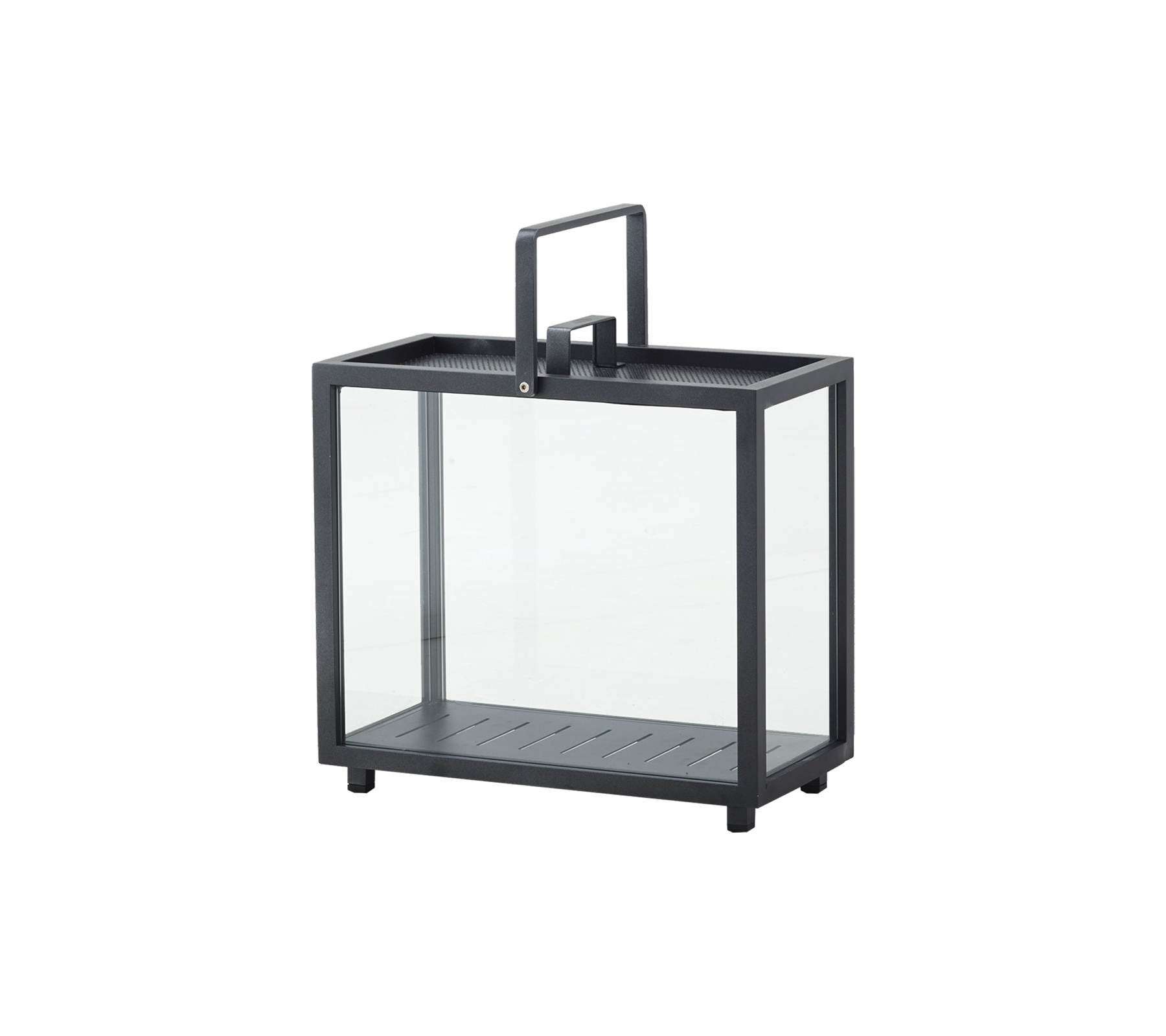 En dekorativ lanterne med glasskropp og metallramme, med et håndtak for enkel bæring. Ideell for å holde stearinlys eller lys.