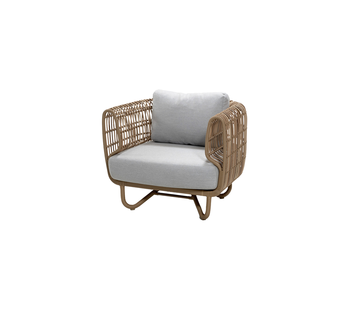 Stilig lenestol med en vevd ramme og en komfortabel grå pute, perfekt for koselig sitting i ethvert rom.