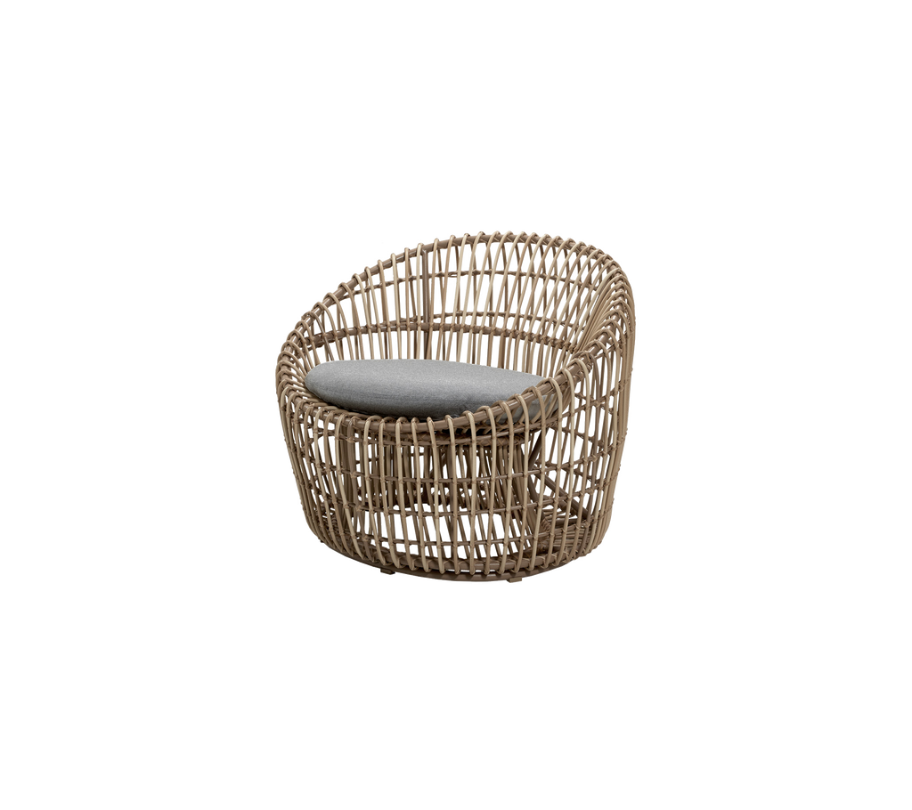 Moderne stol med en grå pute i et lyst, naturlig design.