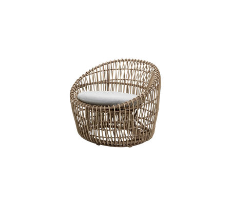 Moderne vevd loungestol med rund design og en lys pute for komfort. Ideell for stilfull sitting.