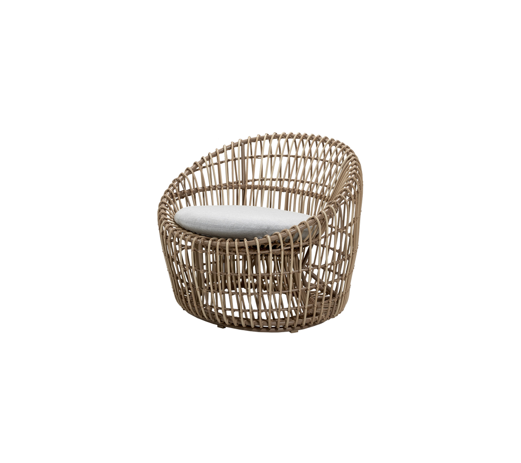 Moderne vevd loungestol med rund design og en lys pute for komfort. Ideell for stilfull sitting.