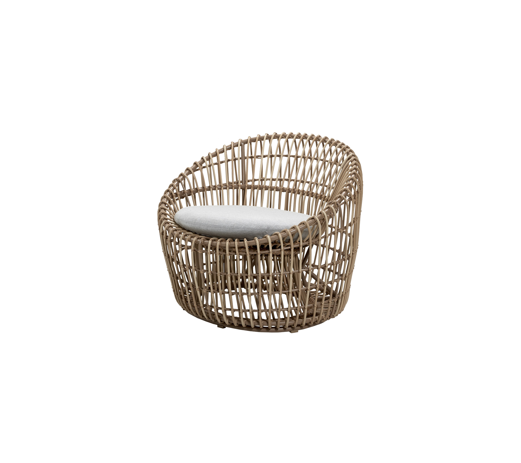 Moderne vevd loungestol med rund design og en lys pute for komfort. Ideell for stilfull sitting.