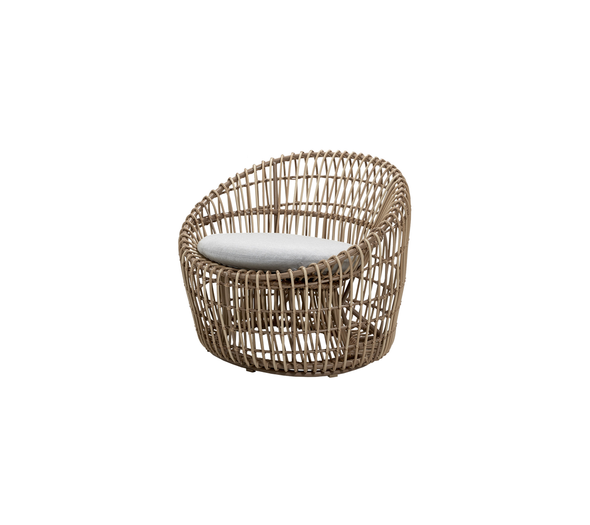 Moderne vevd loungestol med rund design og en lys pute for komfort. Ideell for stilfull sitting.
