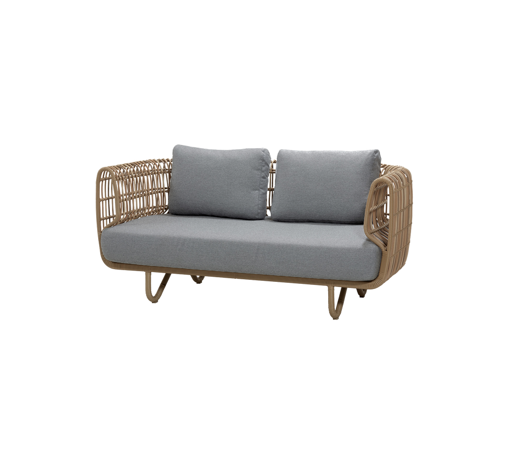 Naturlig sofa med grå puter i en moderne loungeinnstilling.