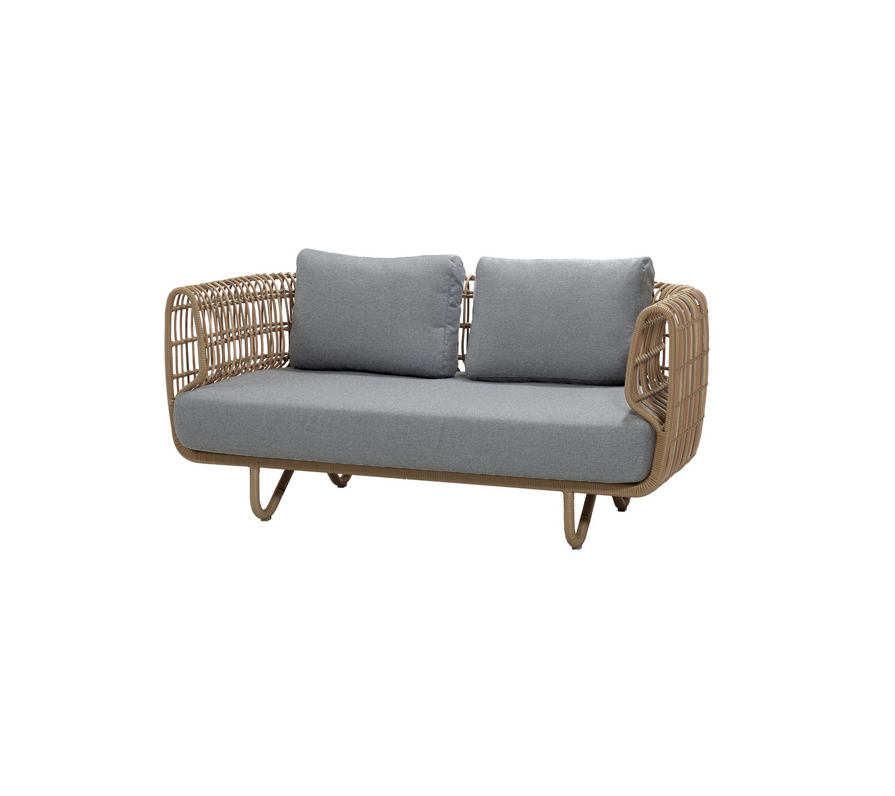 Naturlig sofa med grå puter i en moderne loungeinnstilling.