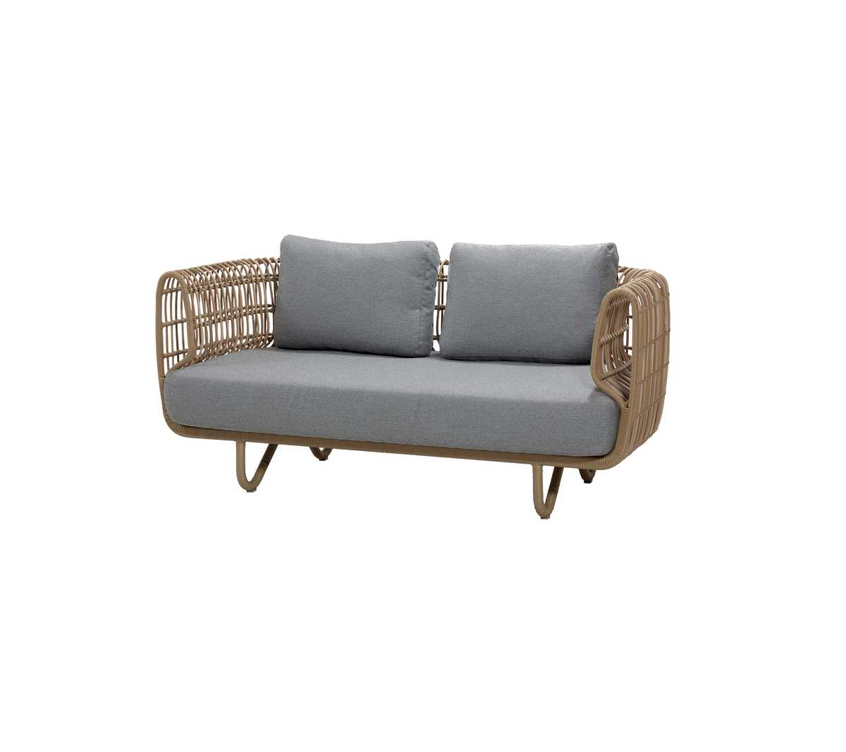Naturlig sofa med grå puter i en moderne loungeinnstilling.