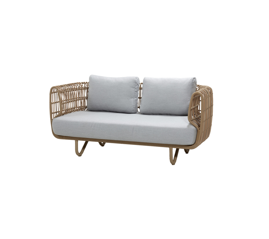 To-seters sofa med et vevd design og lysegrå puter, som tilbyr en stilfull og komfortabel sittemulighet.
