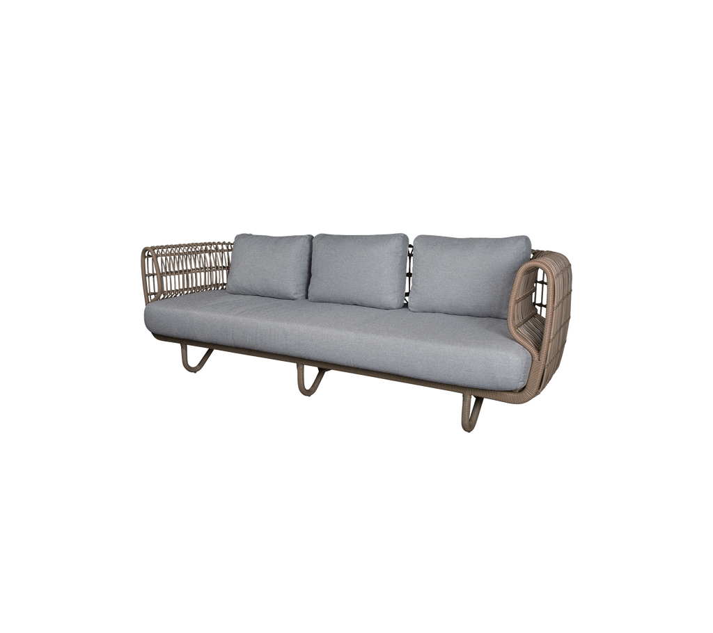 Moderne sofa med grå puter i et stilfullt design.