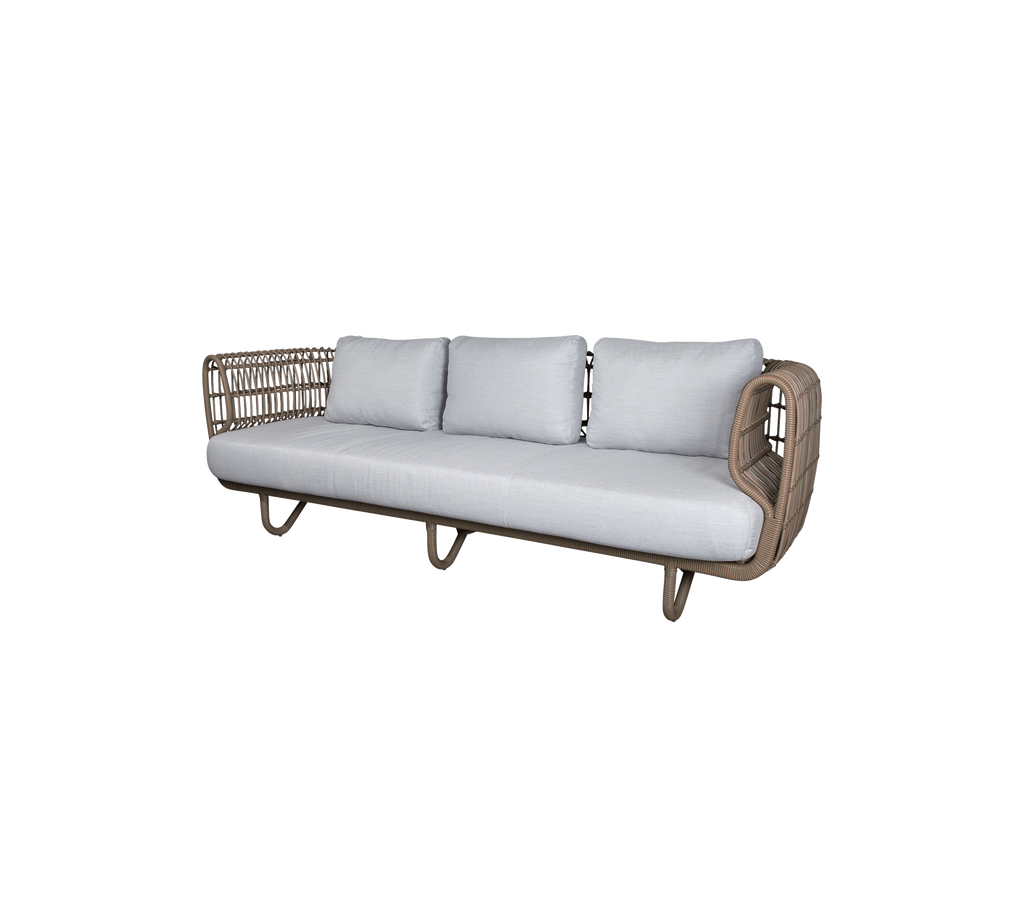 Tre-seters sofa med en vevd ramme og lysegrå puter, som tilbyr en moderne og komfortabel sitteopplevelse.