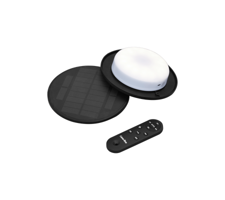 Solcelledrevet LED-lampe med en rund hvit lampe, et svart solcellepanel og en fjernkontroll for drift.