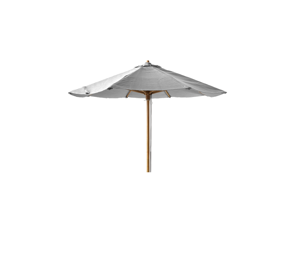 En lysefarget paraply med en trepæl, designet for skygge og utendørs avslapning.
