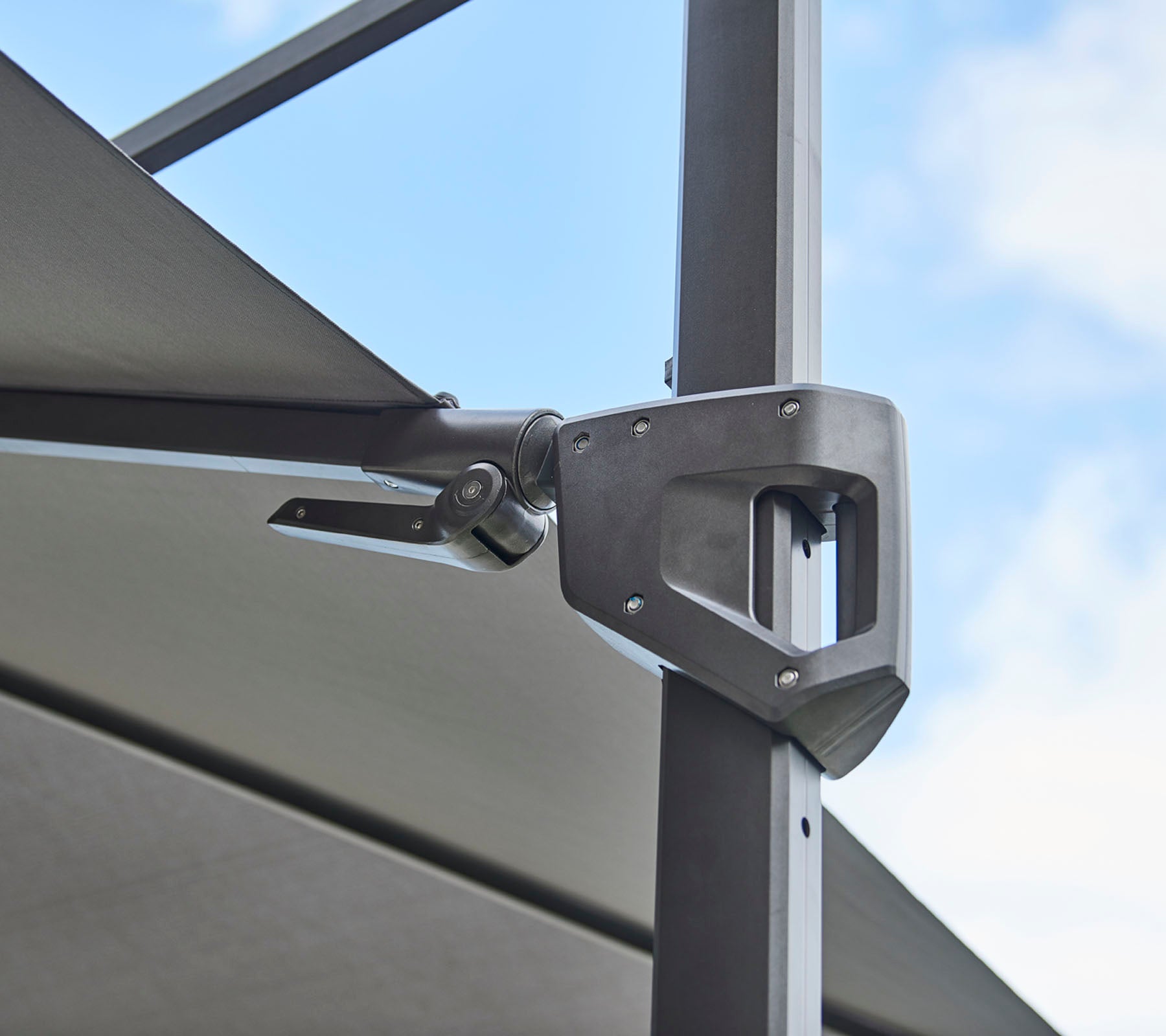 Justerbart hardwarefeste for en skygge struktur, som viser et slankt metallisk design og funksjonell mekanikk.