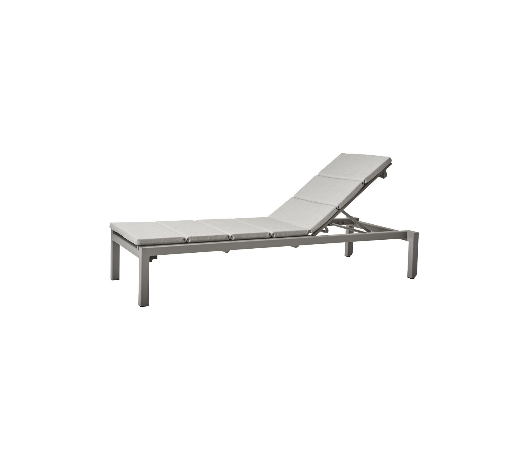 Justerbar chaise lounge med et slankt, moderne design og polstret sete for komfort. Ideell for avslapning.