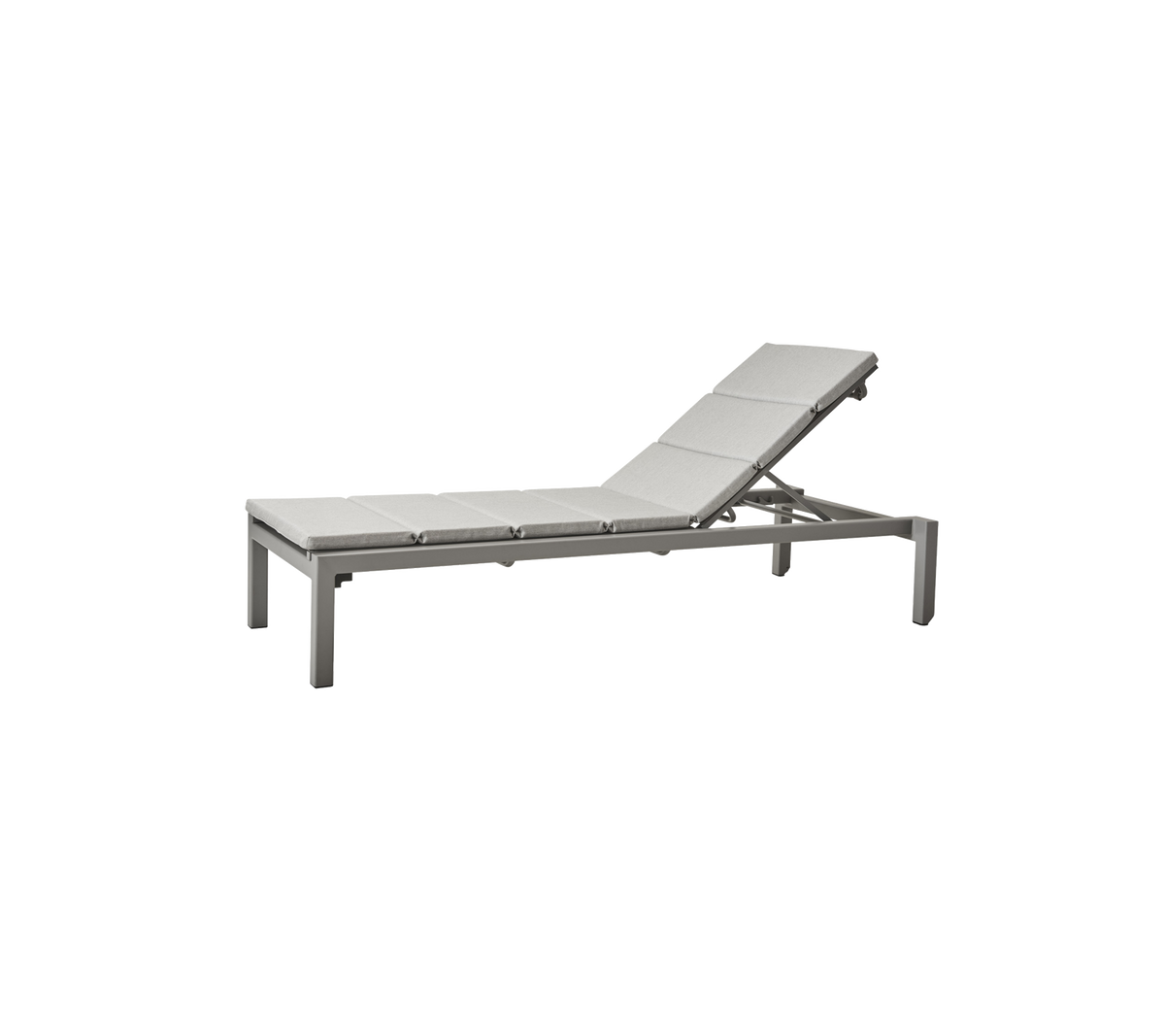 Justerbar chaise lounge med et slankt, moderne design og polstret sete for komfort. Ideell for avslapning.
