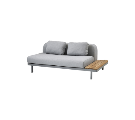 Moderne sofa med et elegant design, med myk grå polstring og et trebord for ekstra funksjonalitet.