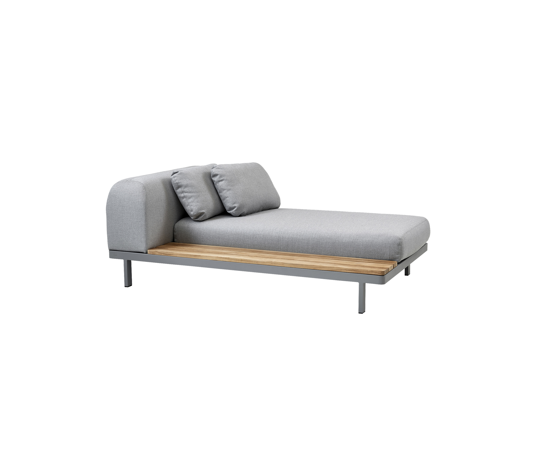 Moderne chaise lounge med en slank grå stoffpute, komplementert av to matchende puter og en trebunn.