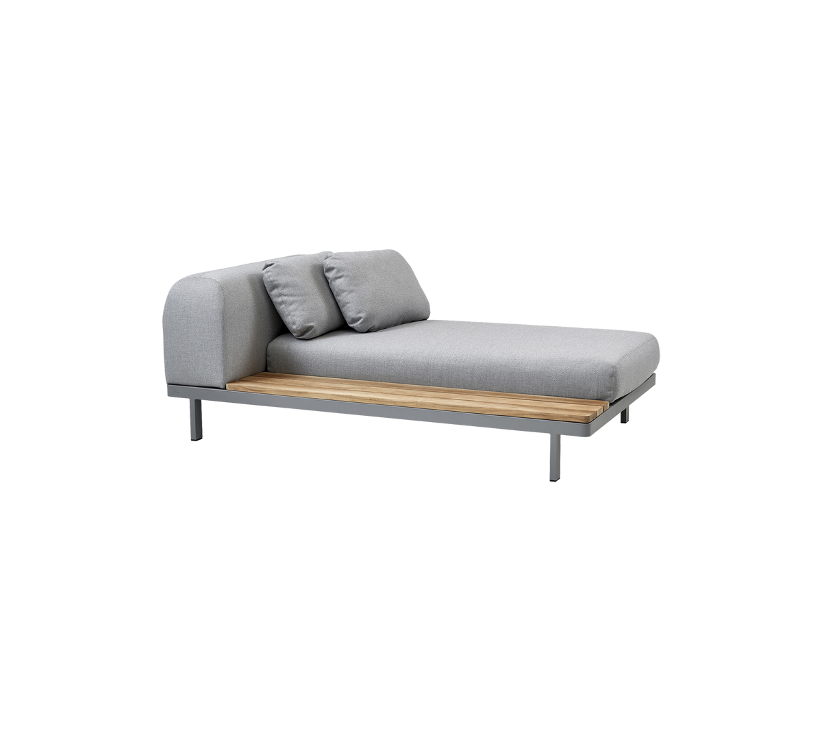 Moderne chaise lounge med en slank grå stoffpute, komplementert av to matchende puter og en trebunn.