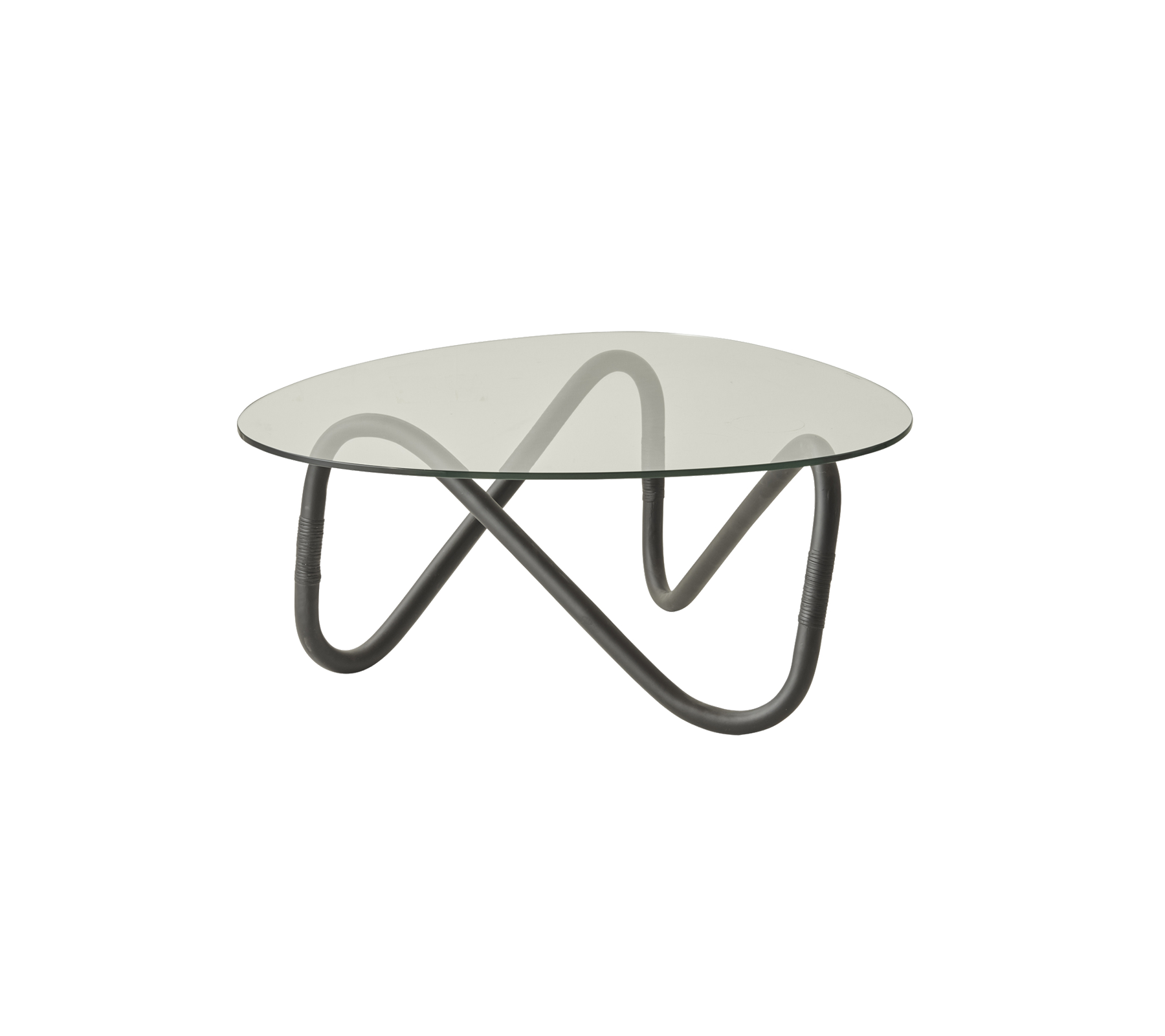 Moderne kaffebord med en sirkelformet glasskive og et kunstnerisk, bølgete metallunderlagdesign. Ideelt for å tilføre et moderne preg til ethvert rom.