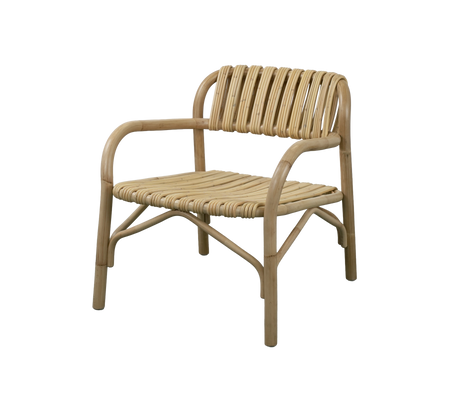 Naturlig stol med lameldesign og buede armlener.