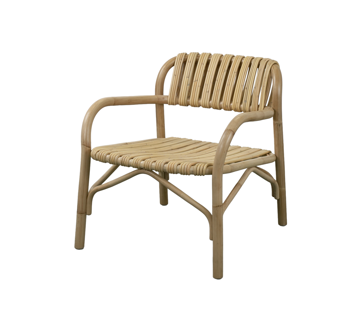 Naturlig stol med lameldesign og buede armlener.