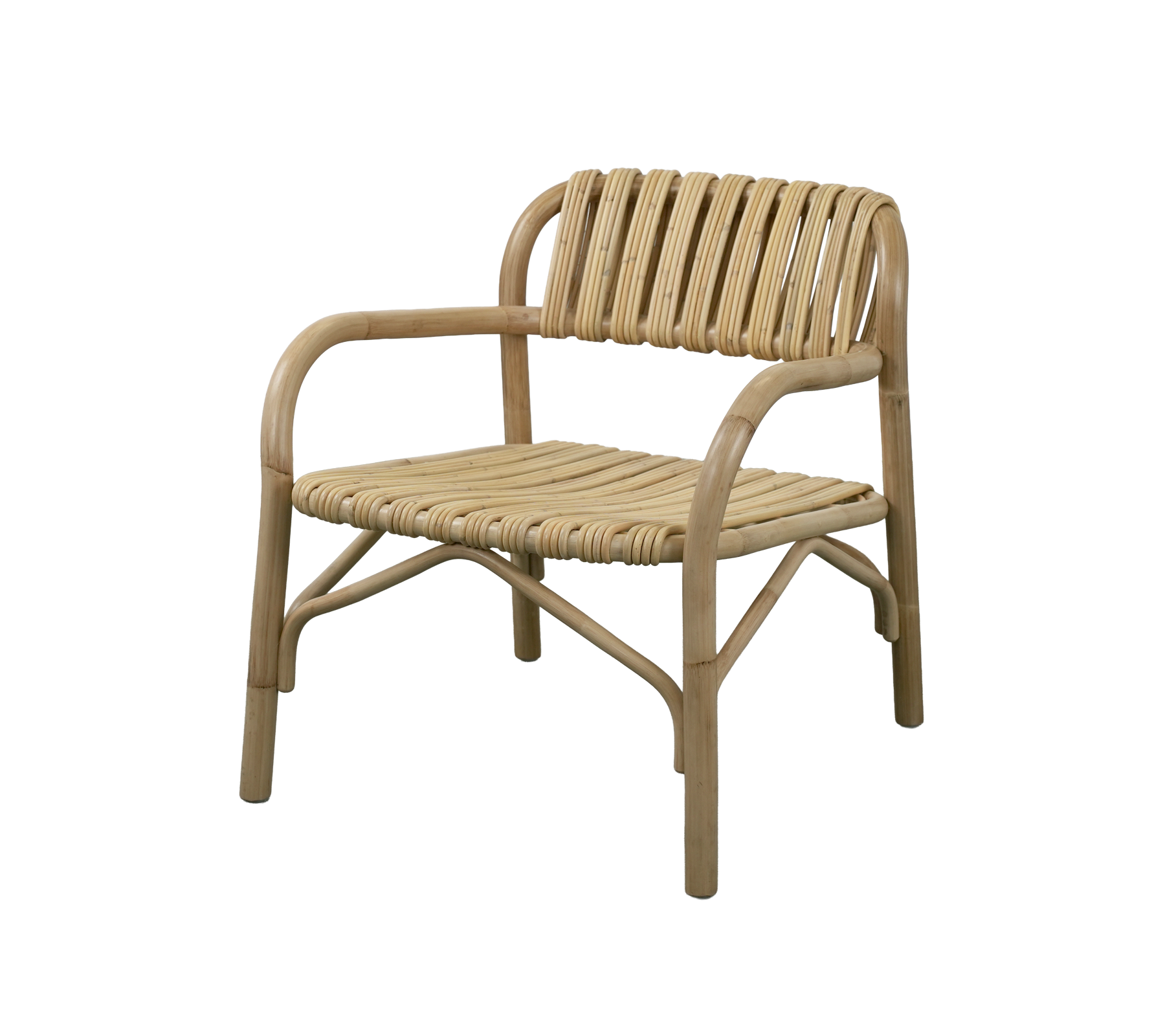 Naturlig stol med lameldesign og buede armlener.