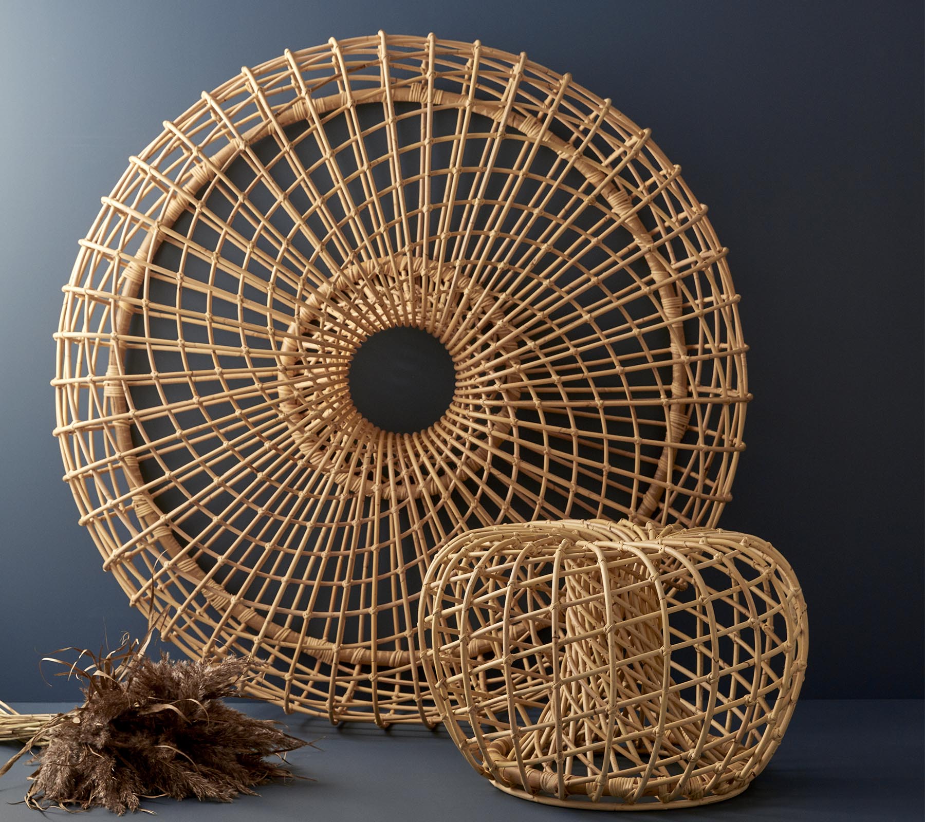 Vevet rattan dekorstykker i sirkulær form og kubisk design, som viser intrikate mønstre og naturlige teksturer.