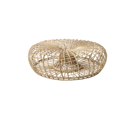 Rund, vevd rattan-pouf med spiraldesign som gir et naturlig og stilfullt preg til ulike omgivelser.