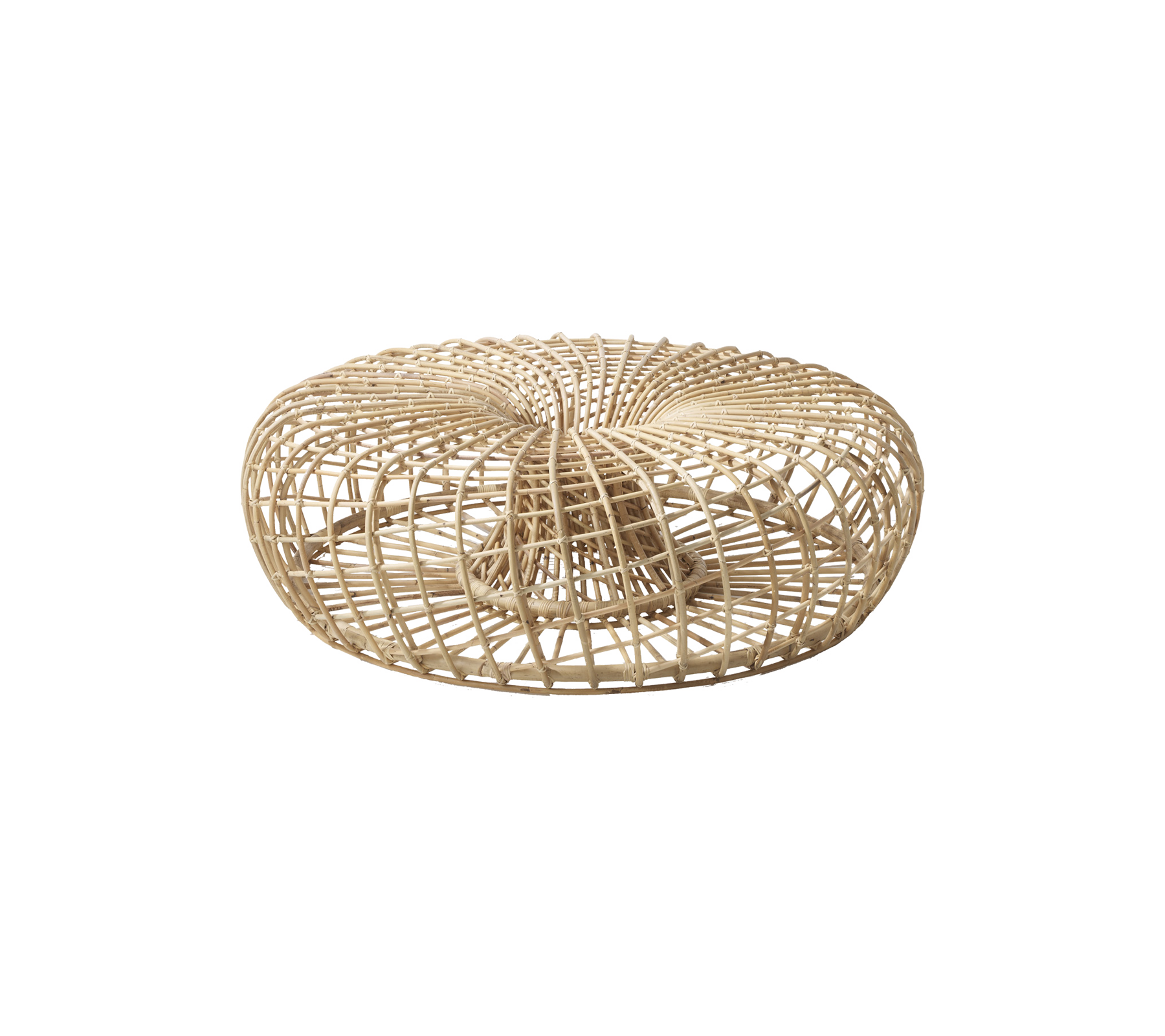 Rund, vevd rattan-pouf med spiraldesign som gir et naturlig og stilfullt preg til ulike omgivelser.