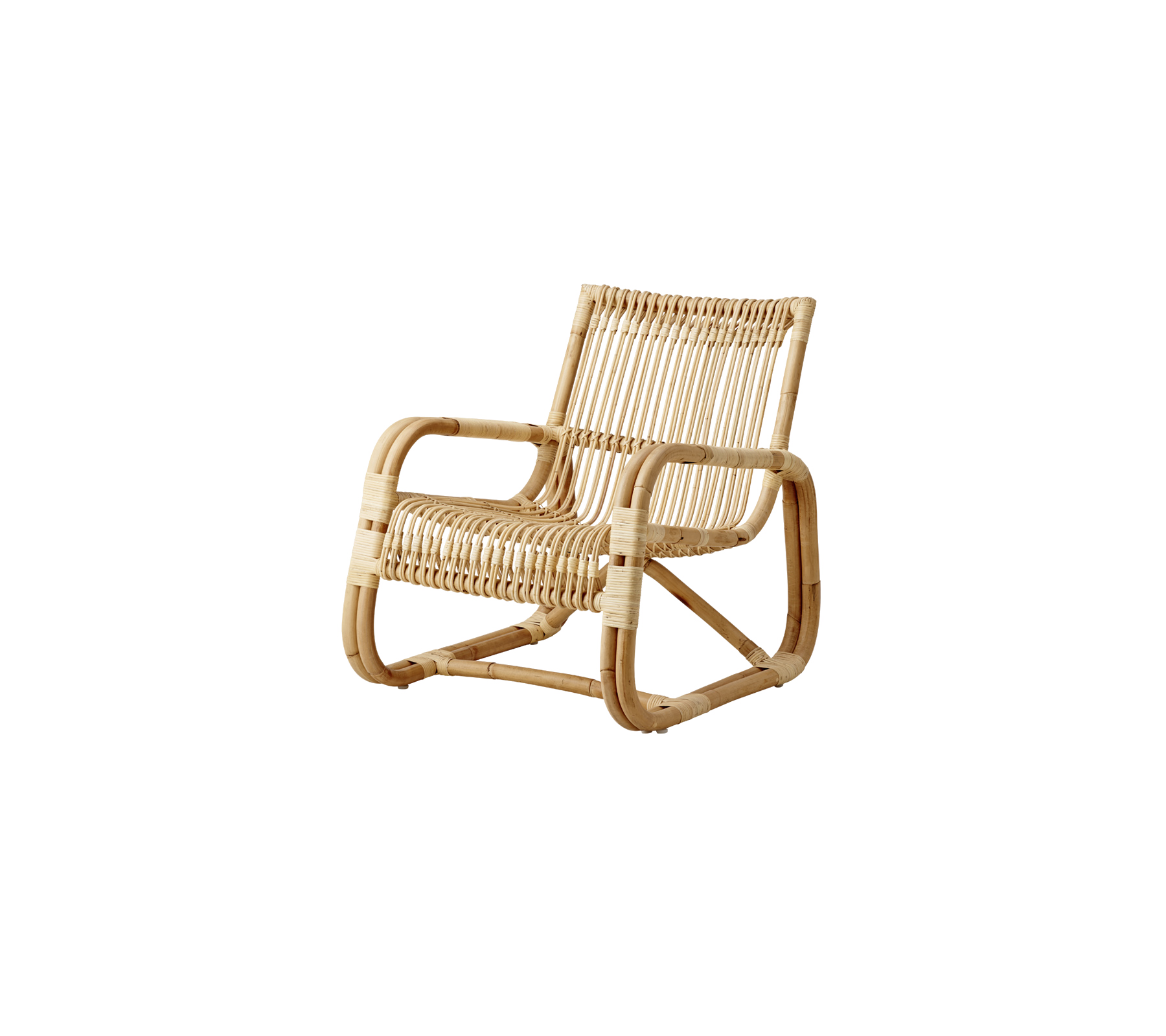 Stilig rattan stol med moderne design, med et flettet sete og ryggstøtte, og solid ramme for komfort og støtte.