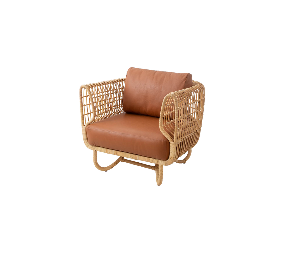 Stilig lenestol med rattanramme og brunt lærhodepute, som kombinerer komfort og moderne designelementer.